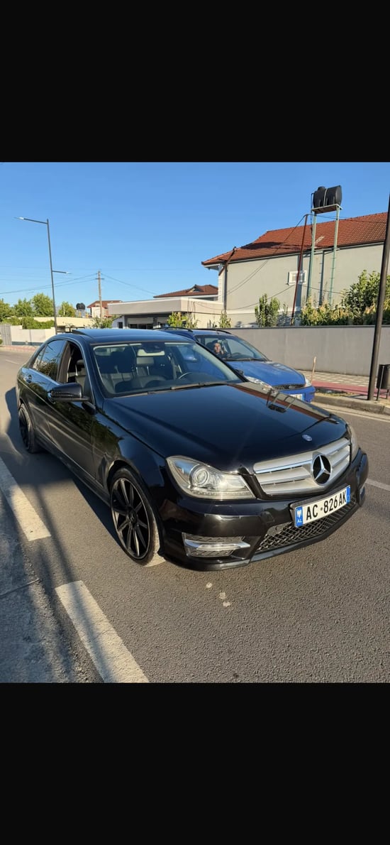 Wynajmij Mercedes-Benz C 220 z 2014 roku w Tirana