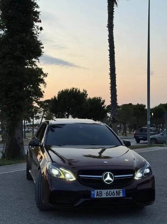 Alquila un 2016 Mercedes-Benz E 220 en Vlorë