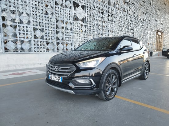 Merrni me qira një Hyundai Santa Fe të vitit 2017 në Tirana