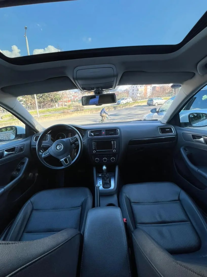 Noleggia un'auto a Tirana