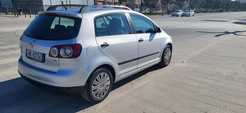 Noleggia un'auto a Tirana