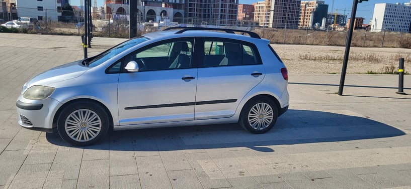 Noleggia un'auto a Tirana