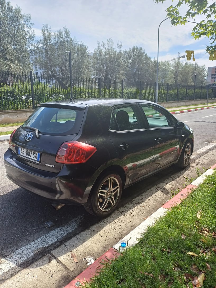 Merrni me qira një makinë në Tirana