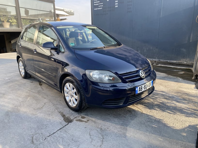 Noleggia un'auto a Tirana