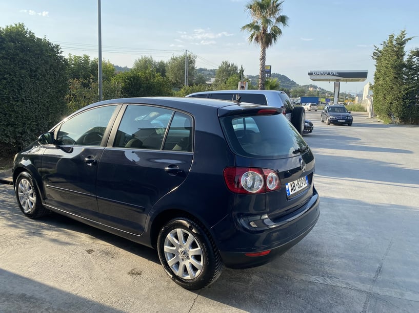 Noleggia un'auto a Tirana