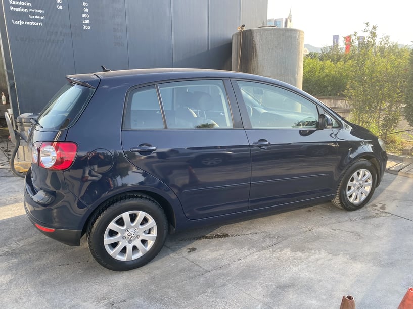 Noleggia un'auto a Tirana