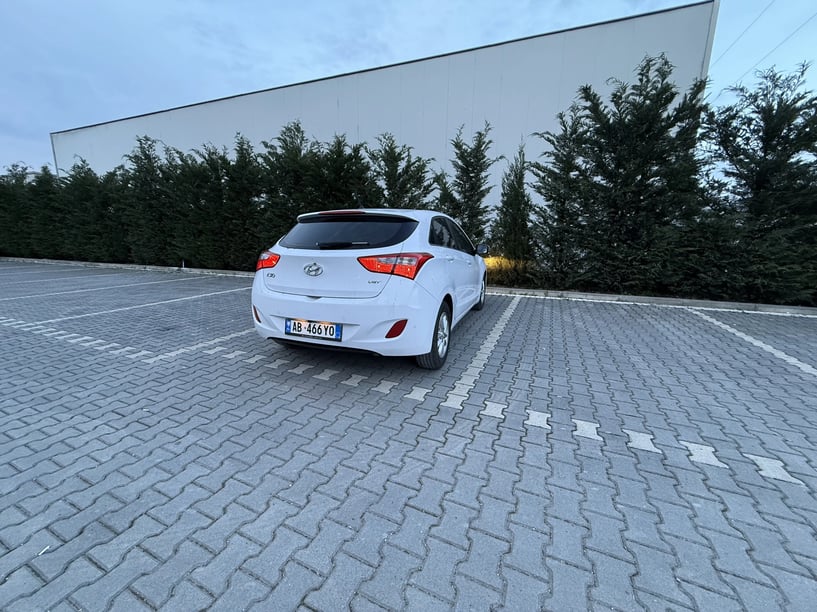 Noleggia un'auto a Tirana