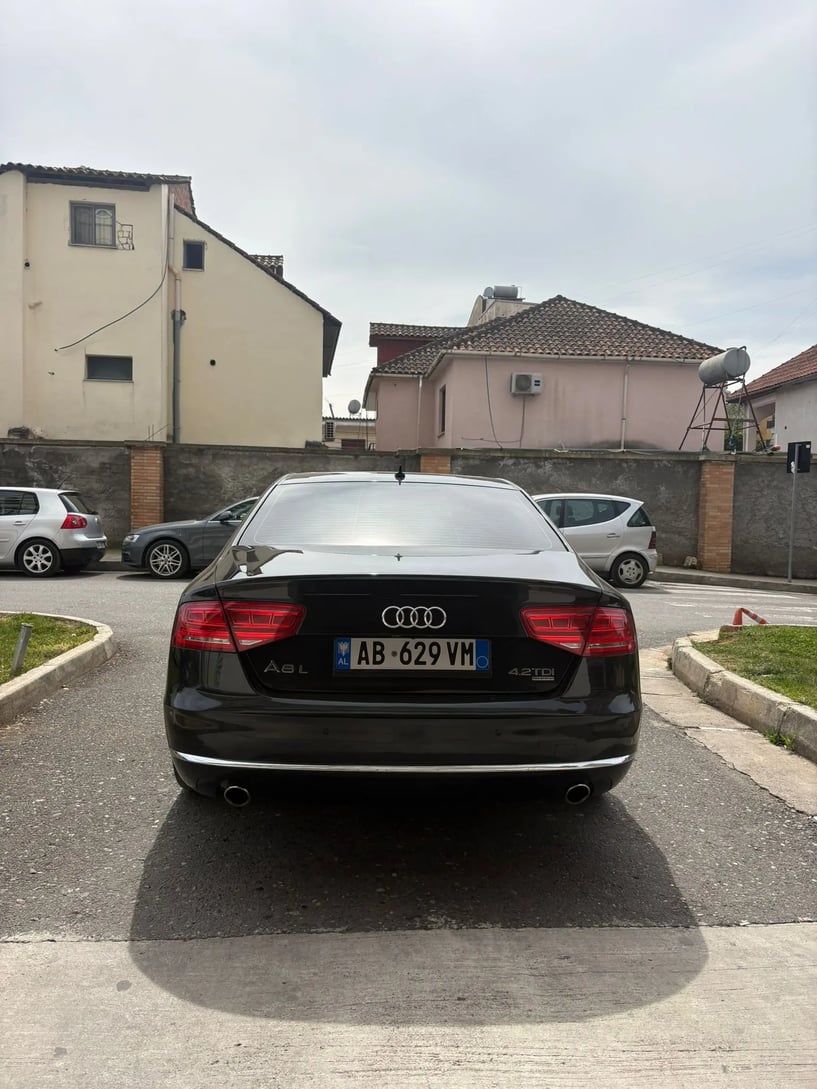 Alquila un coche en Tirana