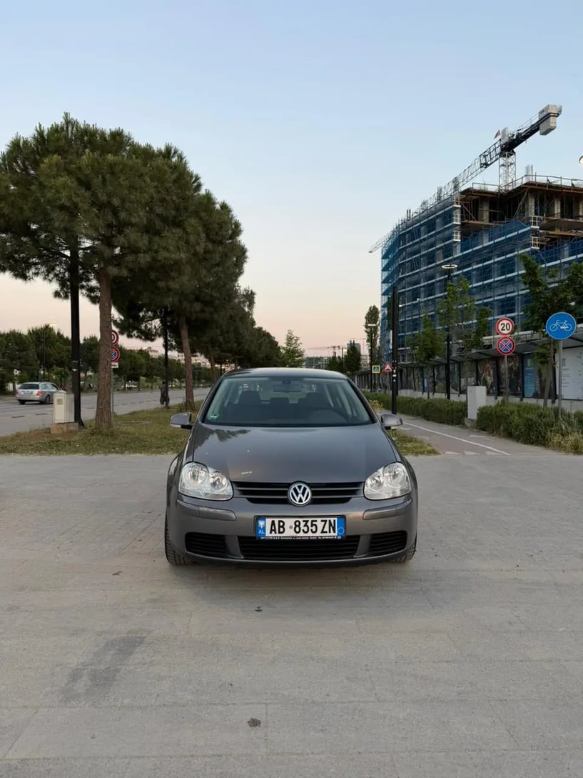Alquila un coche en Tirana