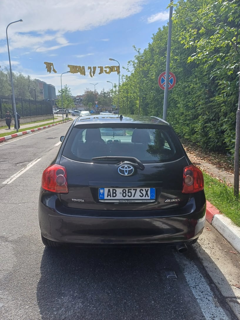 Merrni me qira një makinë në Tirana