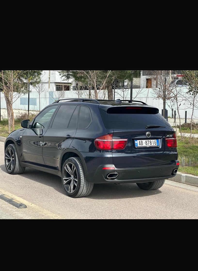 Noleggia un'auto a Tirana