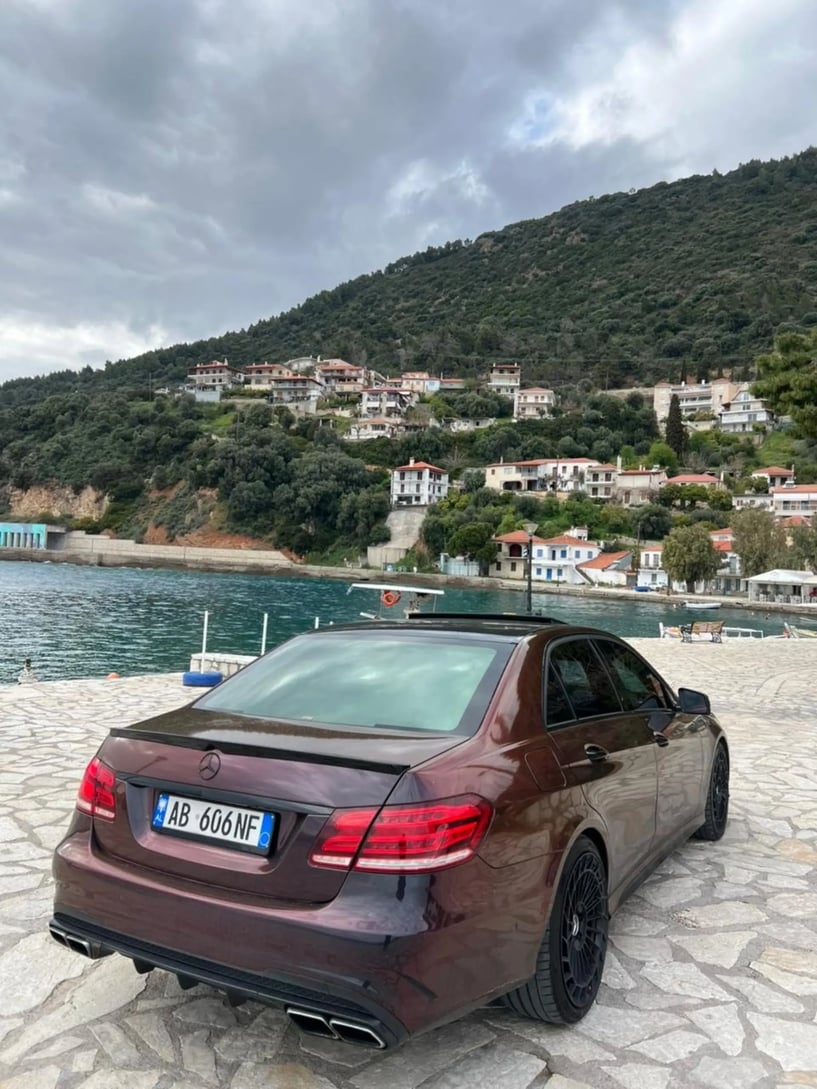 Noleggia un'auto a Vlorë