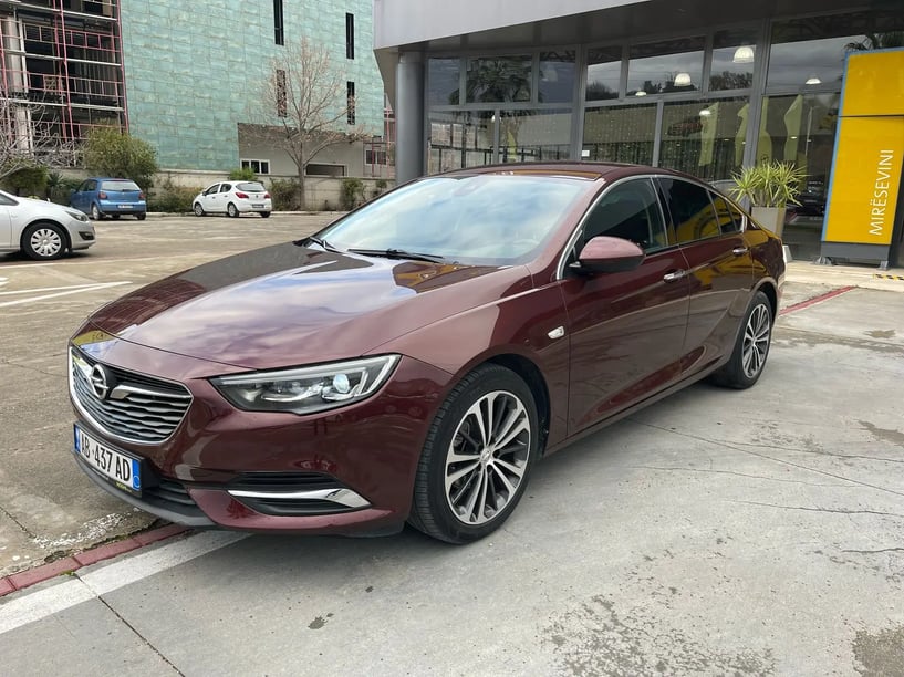 Noleggia un'auto a Tirana