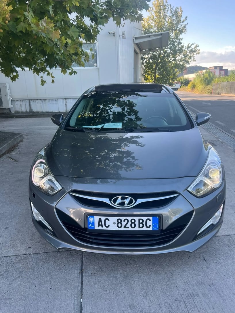 Alquila un coche en Tirana