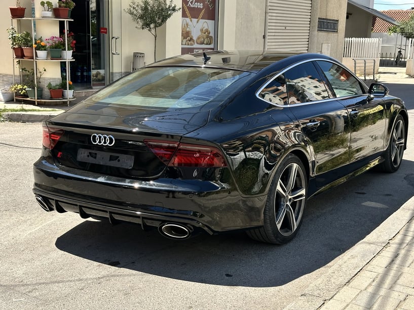 Alquila un coche en Tirana