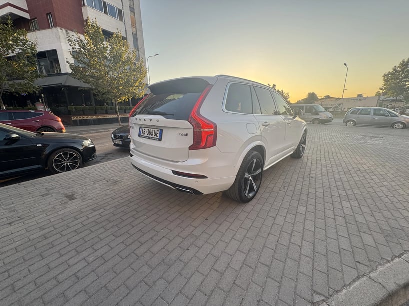 Merrni me qira një makinë në Tirana