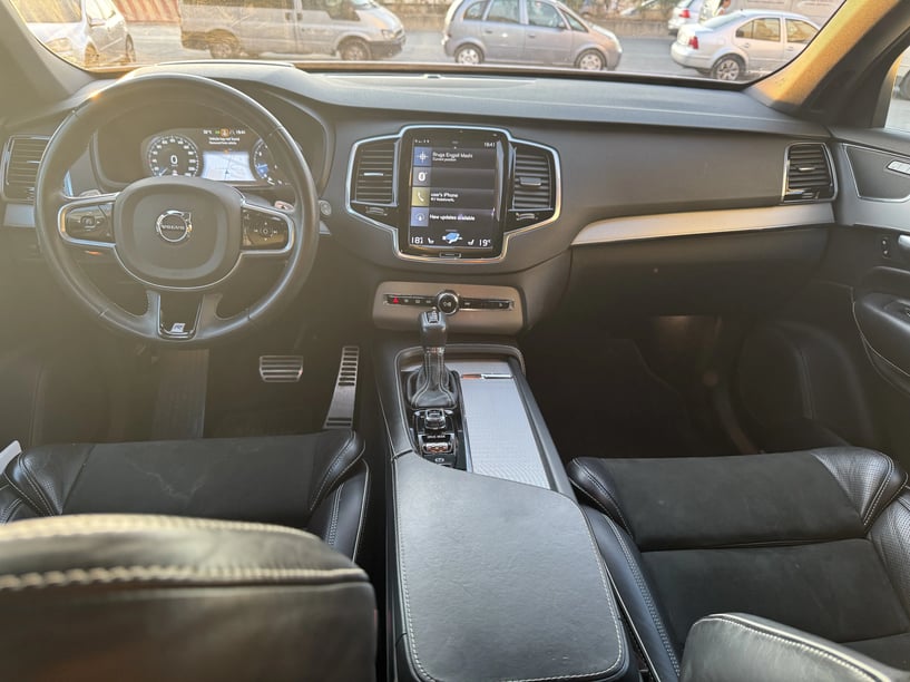 Merrni me qira një makinë në Tirana