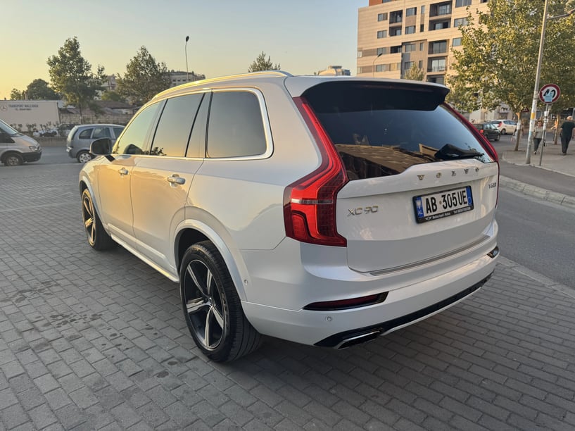 Merrni me qira një makinë në Tirana