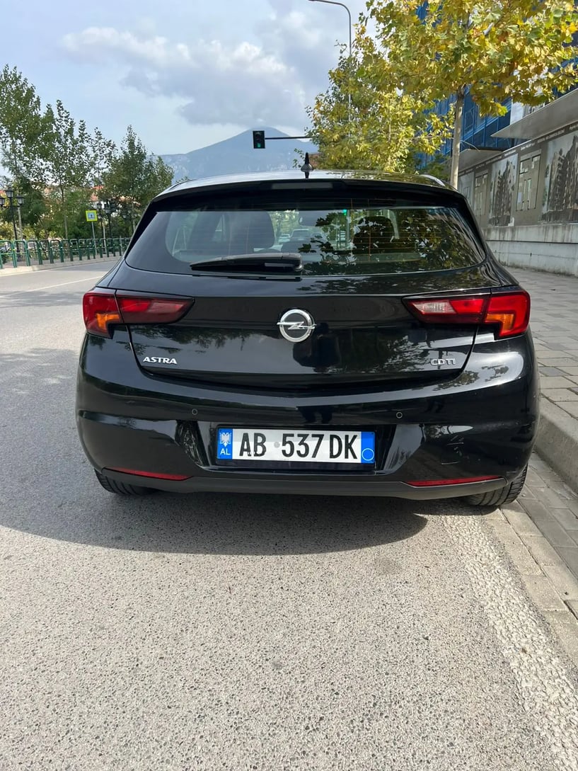 Merrni me qira një makinë në Tirana