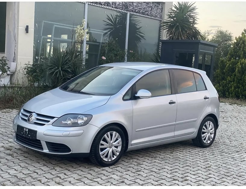 Merrni me qira një makinë në Tirana