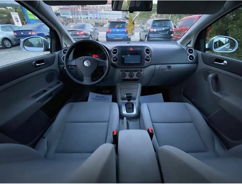 Merrni me qira një makinë në Tirana