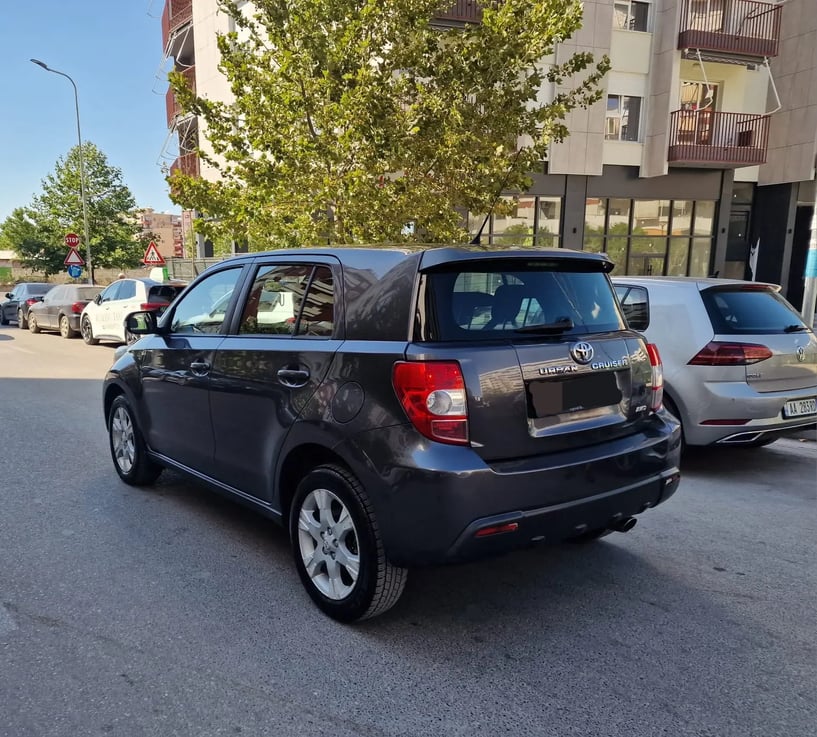 Alquila un coche en Tirana