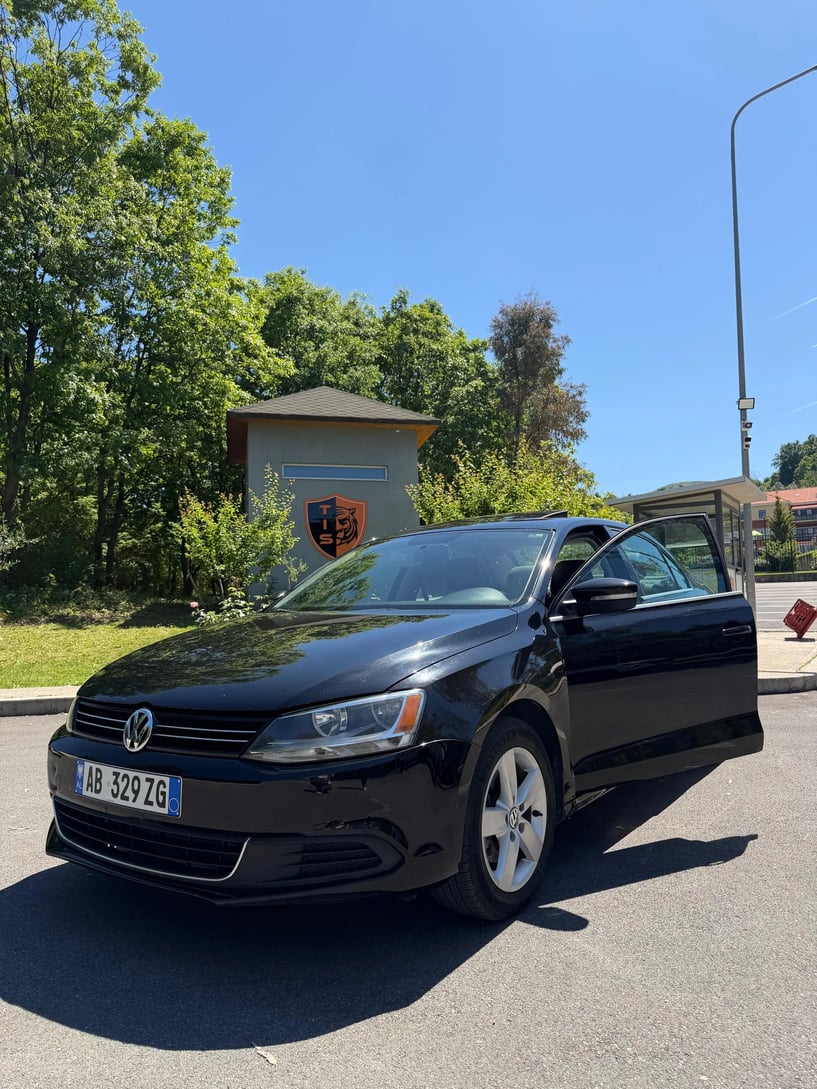 Noleggia un'auto a Tirana