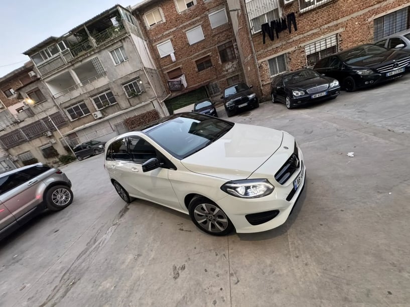 Noleggia un'auto a Vlorë