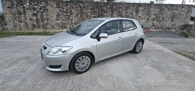 Alquila un coche en Tirana