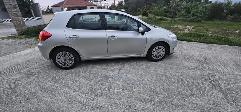 Alquila un coche en Tirana