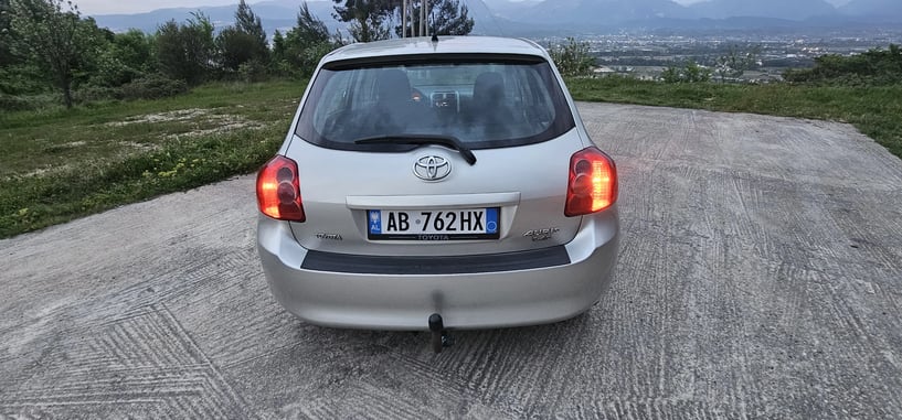 Alquila un coche en Tirana