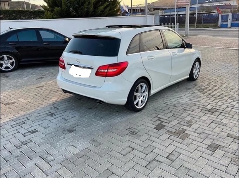 Wynajmij samochód w Tirana