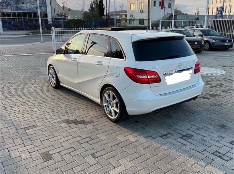 Wynajmij samochód w Tirana