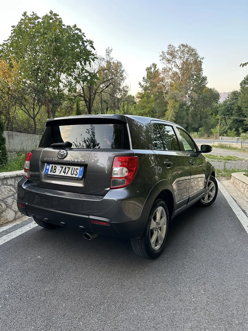 Alquila un coche en Tirana