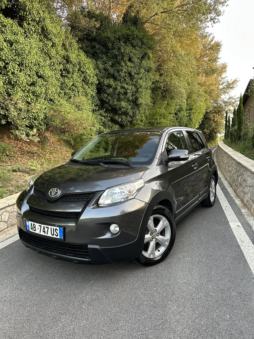 Alquila un coche en Tirana