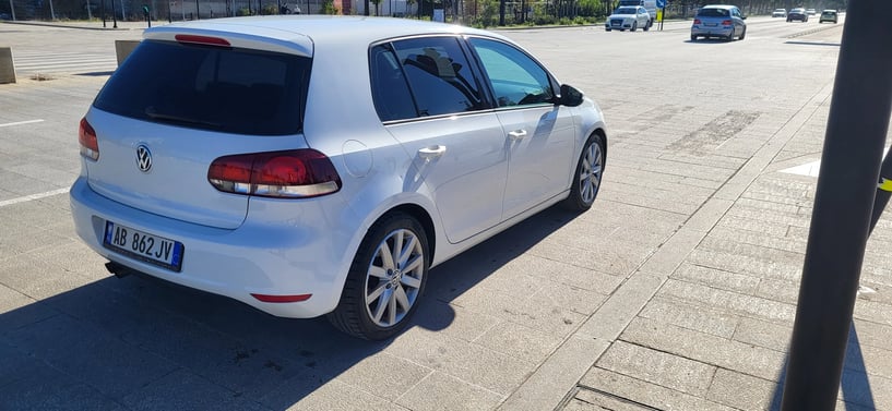 Merrni me qira një makinë në Tirana