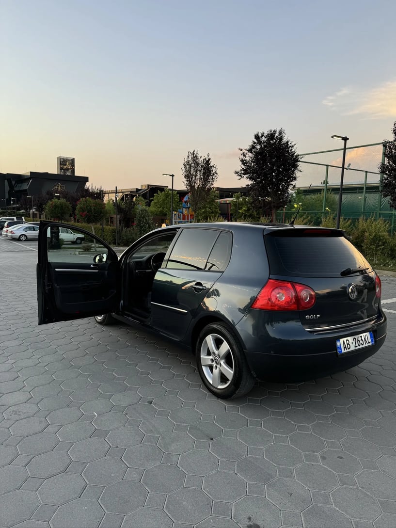 Alquila un coche en Tirana