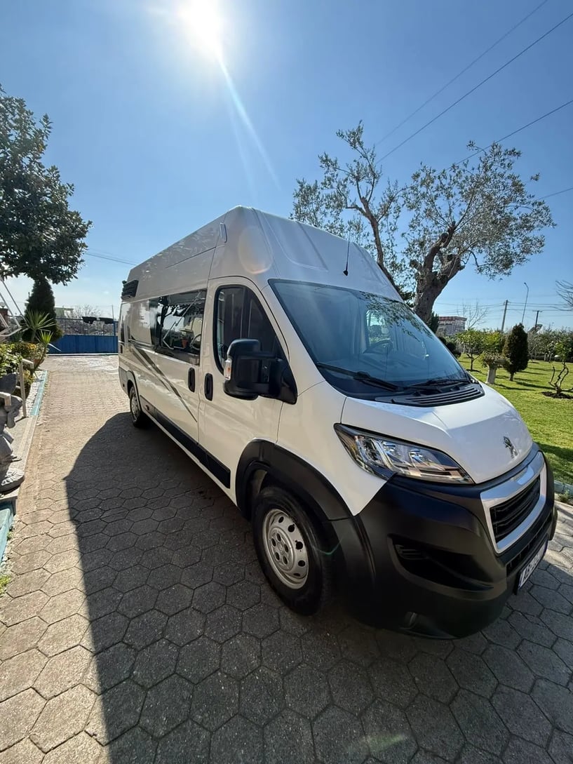 Alquila un coche en Tirana