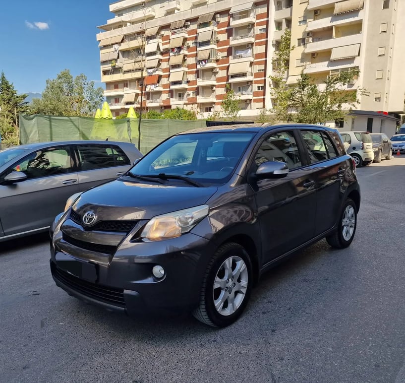 Alquila un coche en Tirana