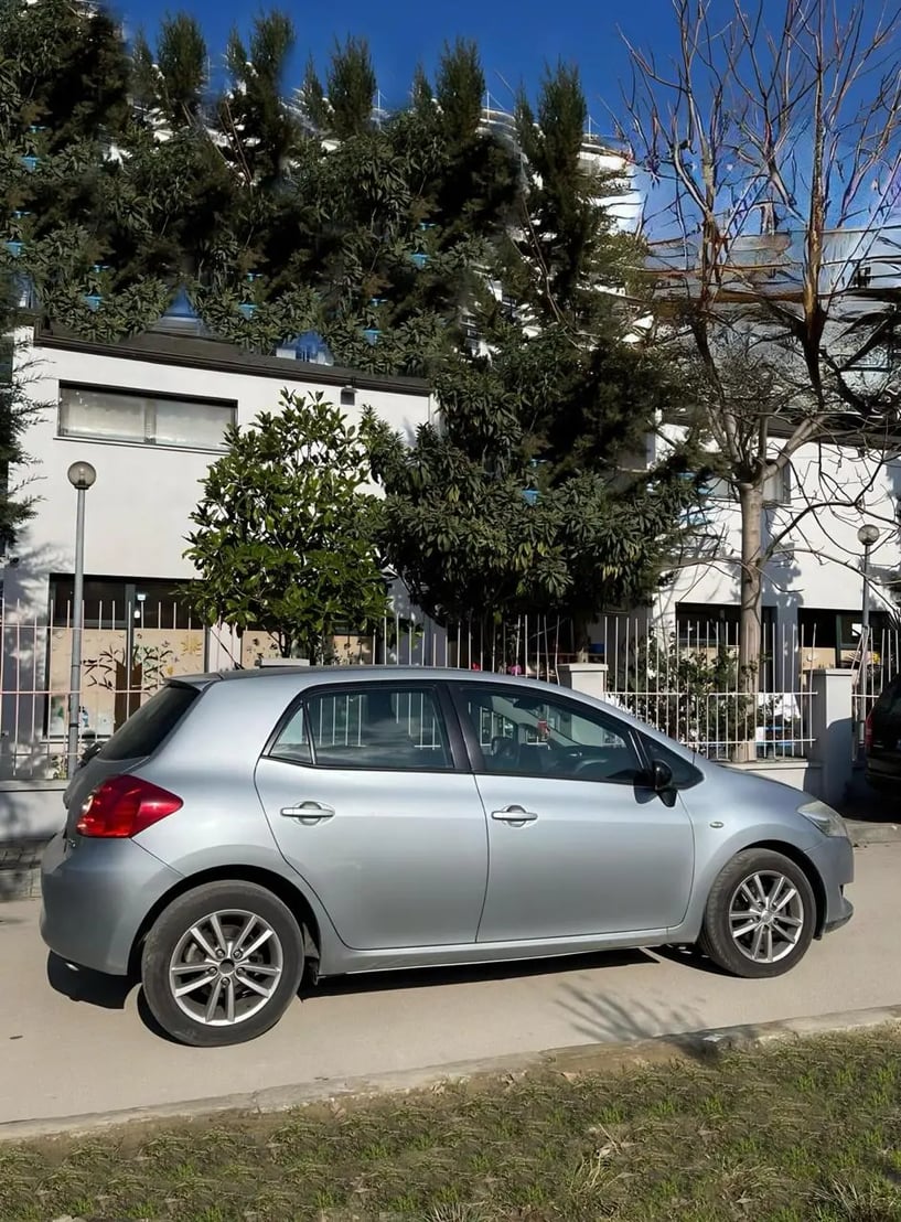 Merrni me qira një makinë në Tirana