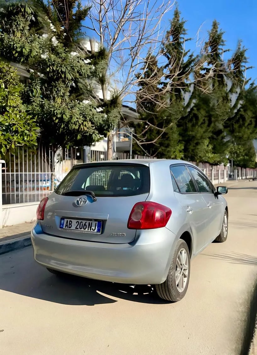 Merrni me qira një makinë në Tirana