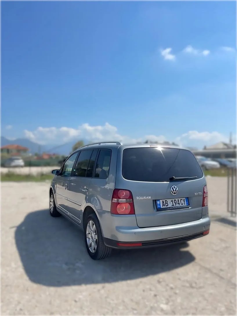 Noleggia un'auto a Tirana