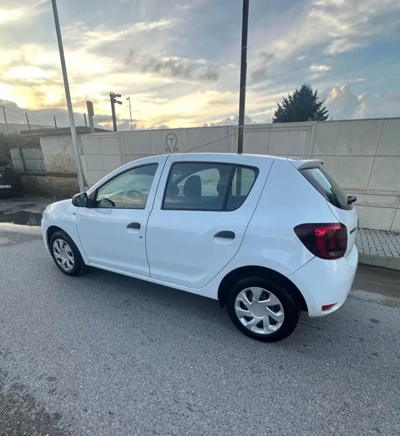 Merrni me qira një makinë në Tirana