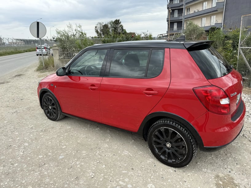 Merrni me qira një makinë në Tirana