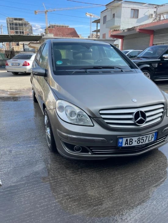 Noleggia un'auto a Tirana