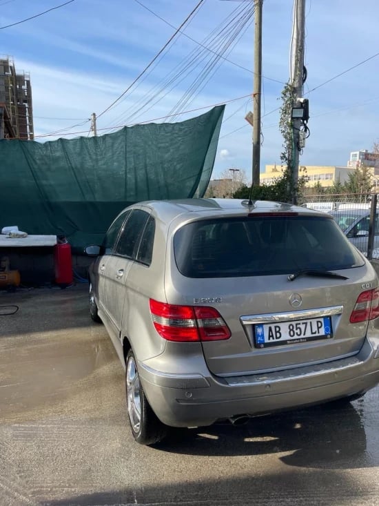 Noleggia un'auto a Tirana