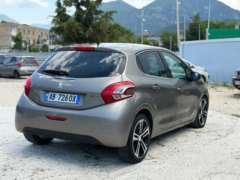 Alquila un coche en Tirana