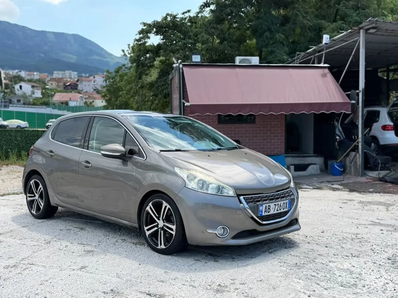 Alquila un coche en Tirana