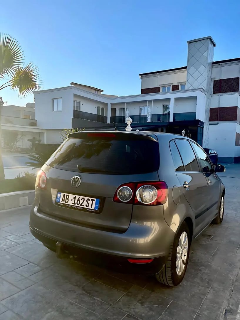 Noleggia un'auto a Tirana