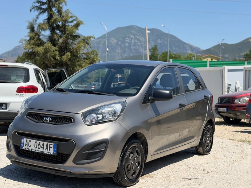 Alquila un coche en Tirana